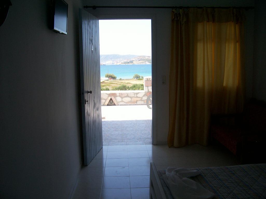 Κalamitsi Rooms & Apartments Kímolos Eksteriør billede